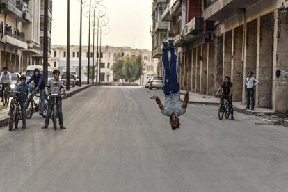 “¡Parkuri! Parkuri!”, gritan los niños al volante de sus bicicletas con los ojos rebosantes de admiración al verles pasar a toda velocidad por la carretera.