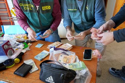 Agentes de la Guardia Civil cuentan el dinero intervenido en los registros de la Operación Plumajero, en una imagen del instituto armado.