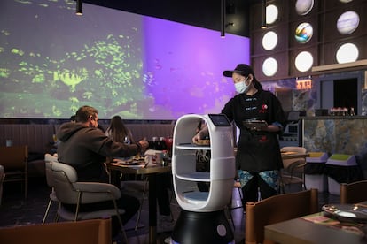 El restaurante de comida japonesa Kyoka, de Terrassa, utiliza robots para atender las mesas.