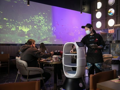 El restaurante de comida japonesa Kyoka, de Terrassa, utiliza robots para atender las mesas.