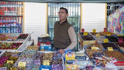 Manuel Gavilán, votante de Vox, en su puesto del mercado de abastos de Algeciras.