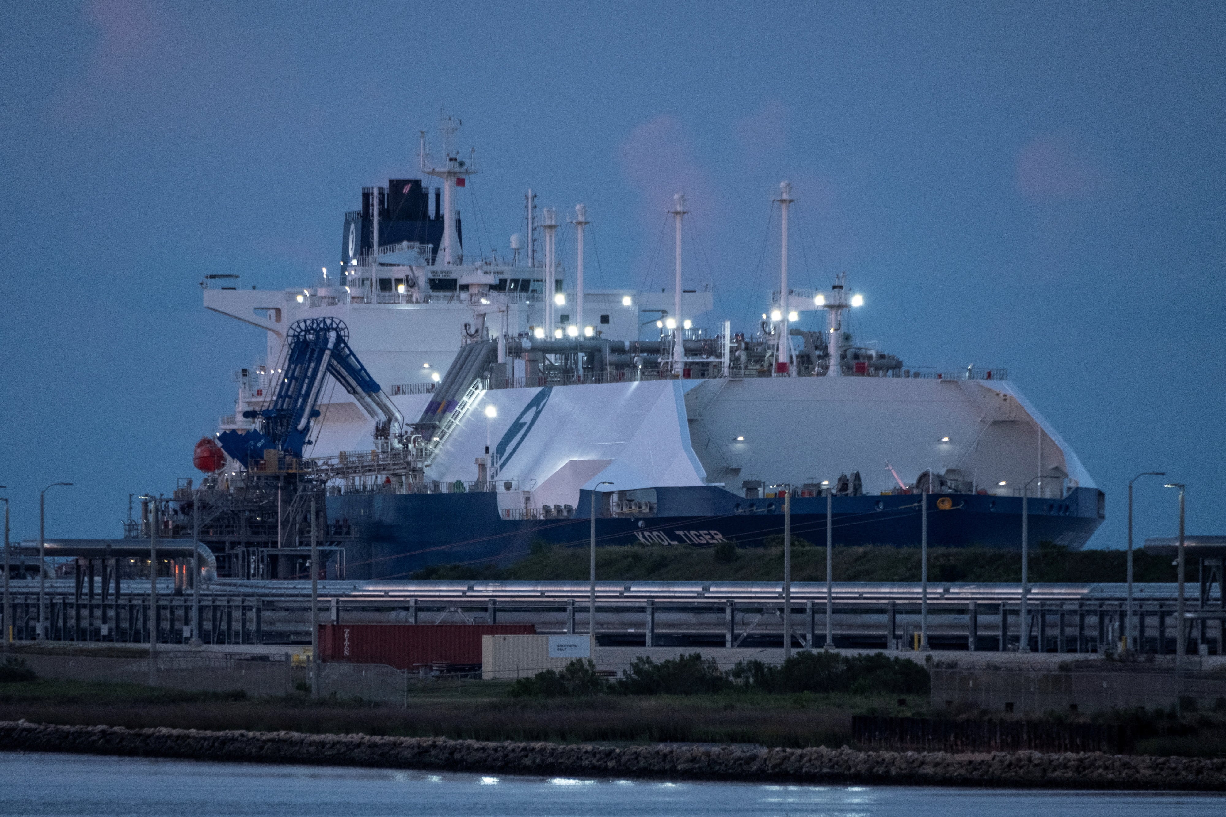 Un buque metanero, en la planta de licuefacción de Freeport, en Quintana (Texas, EE UU).
