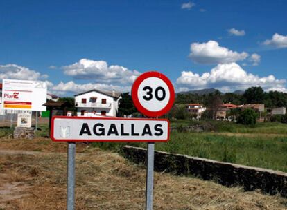 Panorámica de Agallas. La iniciativa de abandonar la comunidad de Castilla y León y adherirse a Extremadura cuenta con muchos apoyos.
Vecinos de Agallas juegan a las cartas en el bar El Yugo, uno de los dos que hay en el pueblo.