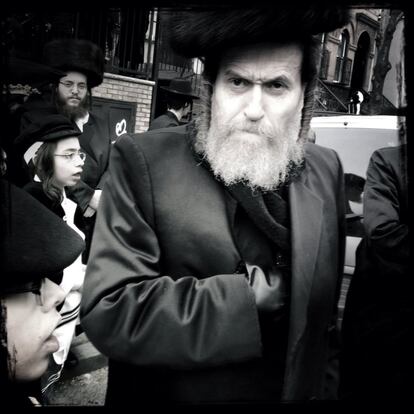 Un rabino prepara la fiesta judía de Purim en Williamsburg, Brooklyn, 16 de marzo de 2014.