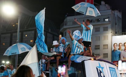 Los jugadores de Racing celebran la Superliga.