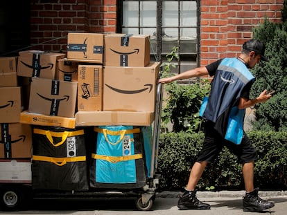 Un empleado de Amazon transporta un carro lleno de paquetes en Nueva York el pasado 21 de junio.