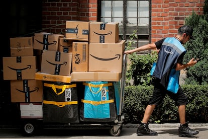 Un empleado de Amazon transporta un carro lleno de paquetes en Nueva York el pasado 21 de junio.