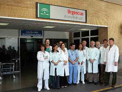 Médicos de urgencias, ante la entrada de la unidad en el hospital Virgen del Rocío.