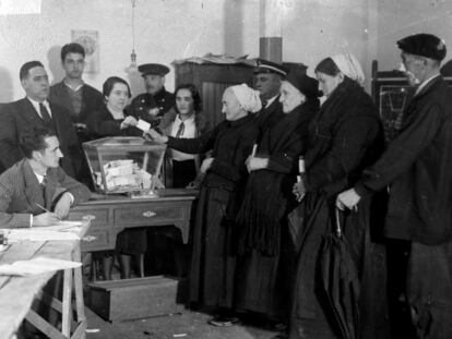 Mujeres votando durante la Segunda Republica Española