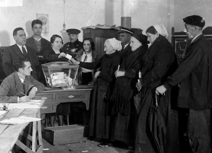 Mujeres votando durante la Segunda Republica Española