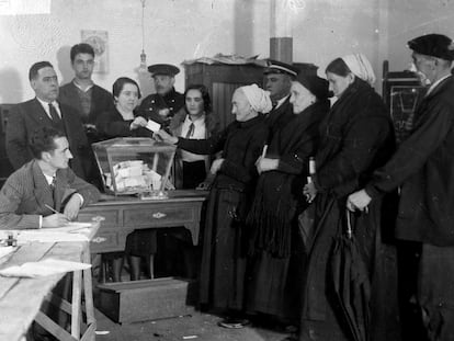 Mujeres votan en Eibar el 5 de noviembre de 1933, por primera vez durante la Segunda República Española.