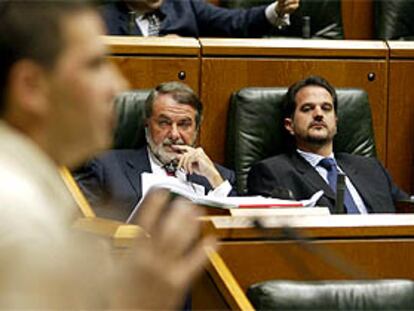 Los parlamentarios del PP Mayor Oreja y Carlos Iturgaiz  escuchan la intervencion de Arnaldo Otegi.