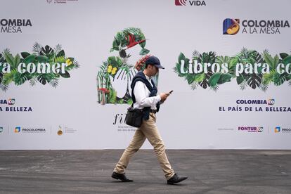 Un hombre camina entre pabellones, durante el segundo día de la feria.