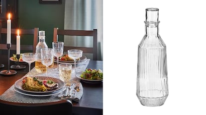 Una botella de vidrio de diseño atemporal y elegante. IKEA.