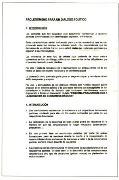 El presidente de los socialistas vascos, Jesús Eguiguren, y el líder de Batasuna, Arnaldo Otegi, plasmaron su firma en este documento del 27 de octubre de 2002, titulado 'Prolegómeno para un diálogo político', previo al proceso de 2006, donde sentaban las bases para “establecer un escenario de resolución del conflicto político vasco”.