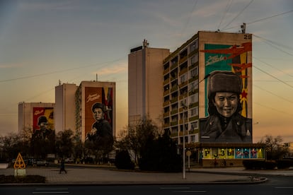 Bloques de viviendas en Aktau (Kazajistán), una ciudad industrial, petrolera y vinculada durante la época soviética al sector del uranio, recurso indispensable en la estrategia atómica de Moscú. 