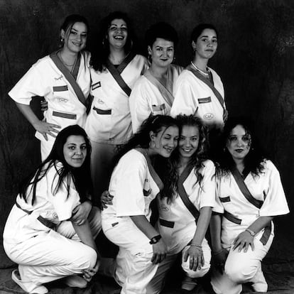 Gitanas en un curso de peluquería. "España también es gitana. La cultura española es, en gran medida, deudora de lo gitano”, afirmó Joaquín López Bustamante, uno de los responsables creativos de la exposición, cuando se inauguró la muestra en Granada el pasado mes de marzo.