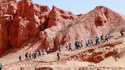 Unos excursionistas caminan por el desierto de Gobi este 9 de junio.