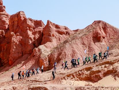 Unos excursionistas caminan por el desierto de Gobi este 9 de junio.