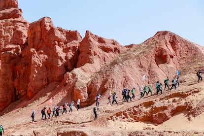 Unos excursionistas caminan por el desierto de Gobi este 9 de junio.