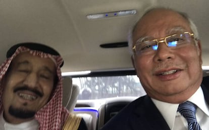 El rey Salmán (izquierda) junto a Mohamed Najib Tun Razak, primer ministro de Malasia.