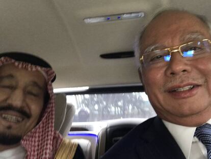 El rey Salmán (izquierda) junto a Mohamed Najib Tun Razak, primer ministro de Malasia.