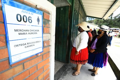 Indígenas durante o primeiro turno das eleições no Equador, em 7 de fevereiro, em Cuenca.