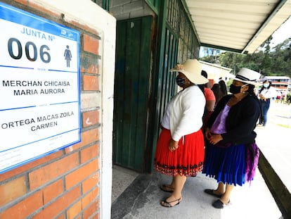 Indígenas durante o primeiro turno das eleições no Equador, em 7 de fevereiro, em Cuenca.