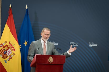 El Rey Felipe VI, preside el acto de entrega de los Premios Nacionales de Investigación 2024, en el Palacio Real de El Pardo, este miércoles.