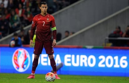 Portugal es otra de las selecciones a tener en cuenta. En 2012, llevó a España hasta los penaltis en las semifinales. En Francia esperan volver a una final, como ya ocurriera en 2004. Cristiano Ronaldo es el líder indiscutible del equipo. Si llega en mejores condiciones físicas que en el último Mundial, Portugal puede aspirar a levantar por primera vez el título. Fernando Santos, el entrenador, será el encargado de decidir qué otros 10 jugadores acompañan a la estrella lusa.