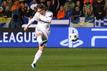 Luka Modric del Real Madrid marca el primer gol del partido.
