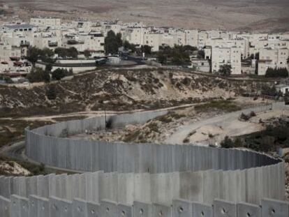 El asentamiento de Pisgat Ze'ev, en Jerusalén Este, con una sección del muro.