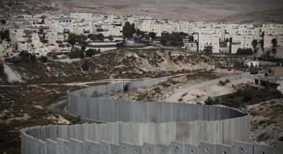 El asentamiento de Pisgat Ze'ev, en Jerusalén Este, con una sección del muro.