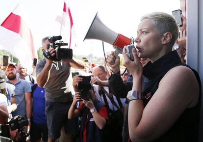 Kolesnikova habla con los trabajadores de una fábrica de tractores de Minsk durante una huelga, el pasado 17 de agosto.