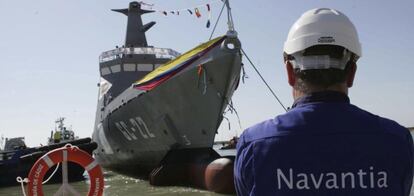 Un trabajador de Navantia en el astillero de SanFernando-Puerto Real (C&aacute;diz).