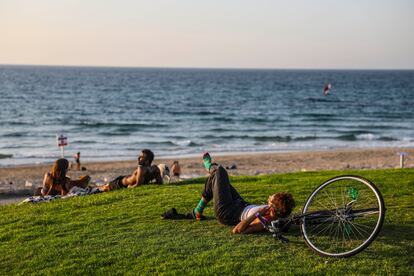 Ambiente en la zona costera de Tel Aviv, este domingo.