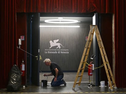 Un trabajador ultimaba detalles para el comienzo de la Mostra, el martes en Venecia.