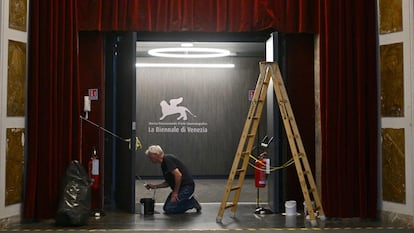 Un trabajador ultimaba detalles para el comienzo de la Mostra, el martes en Venecia.