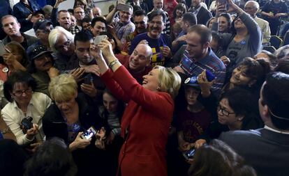 La candidata demócrata a la presidencia de Estados Unidos Hillary Clinton se hace un selfi junto a un grupo de votantes en Las Vegas, en Nevada, el 14 de febrero de 2016.