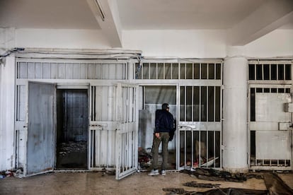 Una persona mira dentro de una de las celdas de la prisión.Las celdas son pequeñas e insalubres. En algunas se ven en el suelo señales secas de heces, y en la pared las famosas rayas para marcar el tiempo en reclusión. Los presos dejaron grabadas frases como “Castigo, 60 días”, “Nunca hay misericordia por nuestra situación”, “Agradables pese a la tristeza” o, simplemente, “Adiós”.