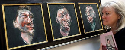 Una visitante de la exposición contempla el tríptico <i>Tres estudios para un retrato de George Dyer,</i> pintado por Bacon en 1963.