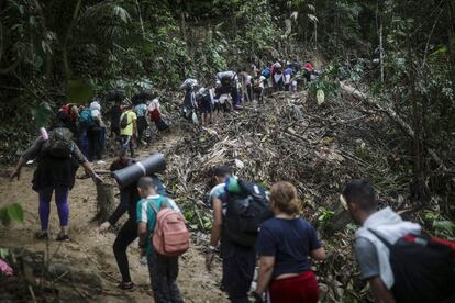 Migrantes cruzan el Tapón del Darién desde Colombia hacia Panamá, en su largo y difícil viaje para llegar a Estados Unidos, el 9 de mayo. 