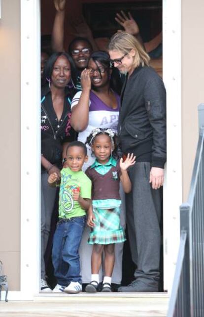 Brad Pitt, con una familia que se vio beneficiada con la construcción de una casa en Nueva Orleans.