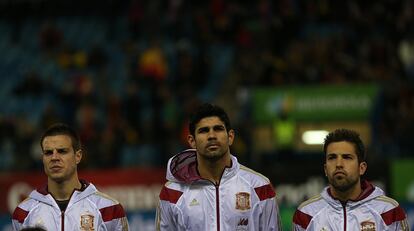 Diego Costa, entre Azpilicueta y Alba, en los instantes previos al partido.