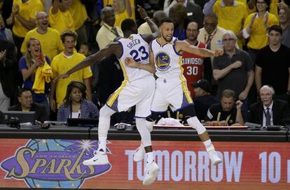 Los jugadores de los Golden State Warriors, Draymond Green (i) y Stephen Curry (d), celebran una jugada en la final de la NBA contra los Cleveland Cavaliers, el 12 de junio de 2017. Los Warriors ganaron ese partido 129 a 120, haciéndose con el campeonato.