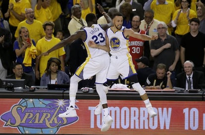 Los jugadores de los Golden State Warriors, Draymond Green (i) y Stephen Curry (d), celebran una jugada en la final de la NBA contra los Cleveland Cavaliers, el 12 de junio de 2017. Los Warriors ganaron ese partido 129 a 120, haciéndose con el campeonato.