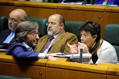 El popular Iñaki Oyarzábal habla con la socialista Isabel Celaá en un momento del pleno.