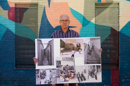 José Molina, presidente de la Asociación Vecinal de Palomeras Sureste posa con un panel con antiguas fotos del barrio frente al local de la asociación en Madrid. ANDREA COMAS