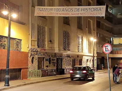 Una pancarta en protesta por el cambio de nombre a una calle en el centro de Santiago.