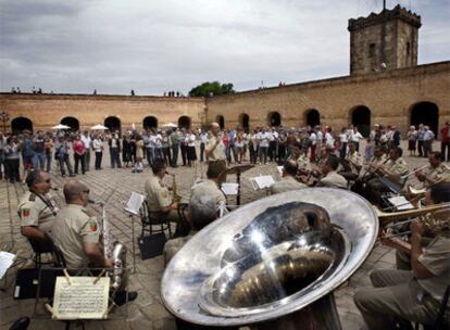 Los msicos militares en un momento de su actuacin, ayer en el patio de armas del castillo de Montju?c.